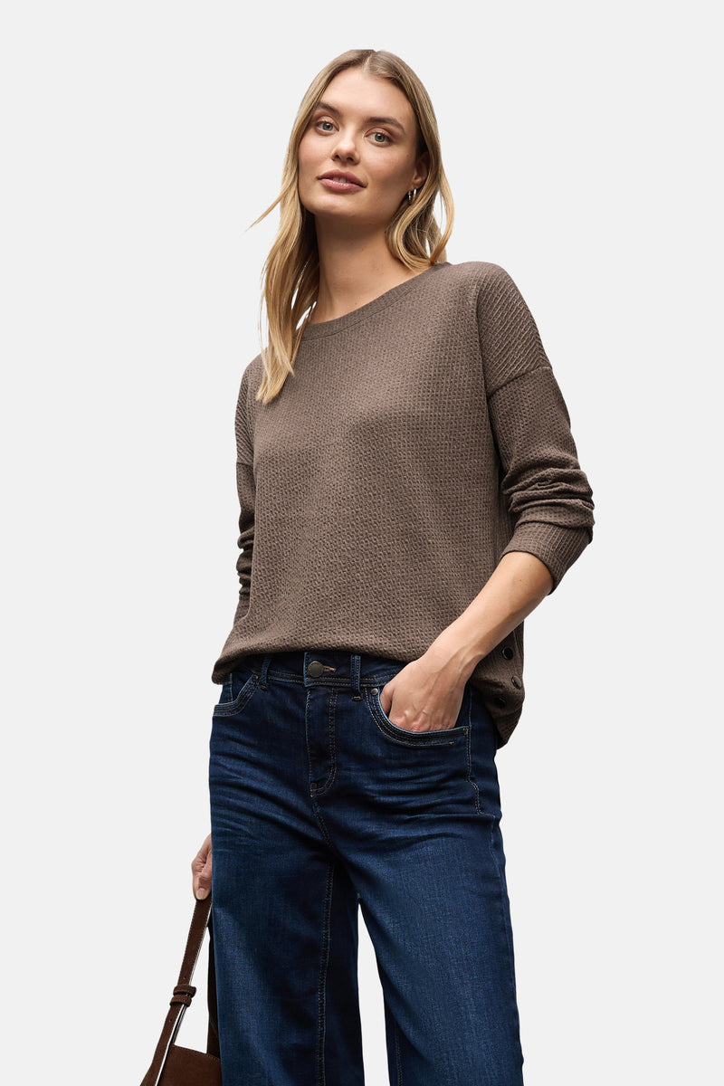 Top met lange mouwen bruin van STREET ONE, gedragen met een blauwe jeans en discrete accessoires.