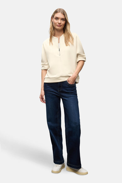 Beige sweater van STREET ONE, gedragen met een donkerblauwe jeans en witte sportschoenen.