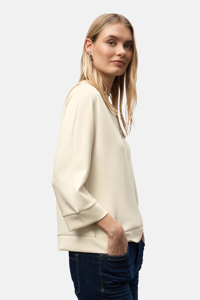 Beige sweater van STREET ONE met een onopvallende ritssluiting en een vrouw in een blauwe jeans.