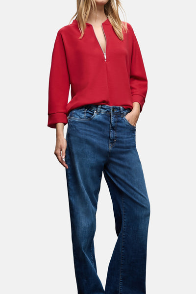 Rode geripte sweater van Street One gedragen met een hoge blauwe jeans.