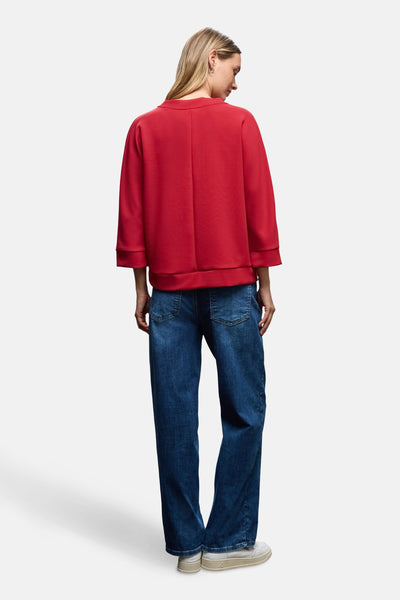 Rode sweater van STREET ONE, gedragen met een wijde blauwe jeans en witte sneakers, achtergezicht.