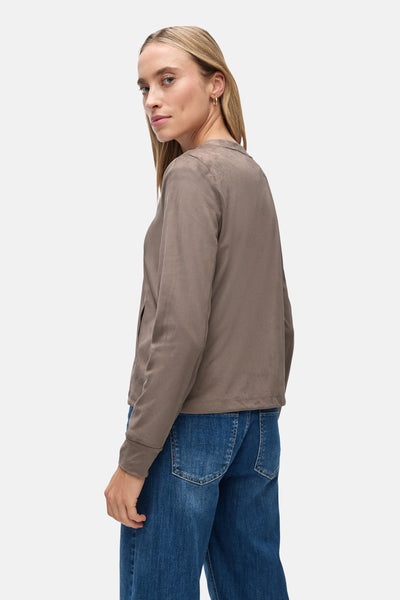 Bruine Street One-cardigan, gedragen met een blauwe spijkerbroek, achtergezicht.