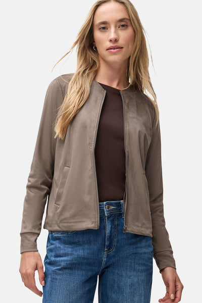 Bruine Street One-cardigan, gedragen met een bruin T-shirt en een blauwe jeans.