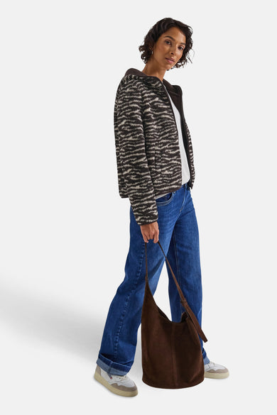 Gilet met zebraprint van Street One, gedragen met een wijde blauwe jeans en een bruine tas.