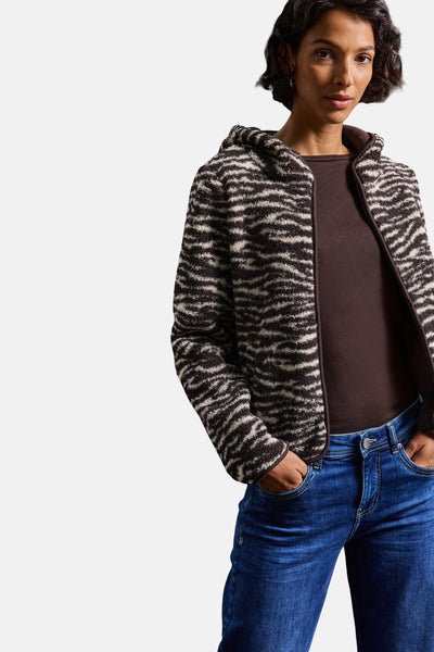 Gilet multicolore de STREET ONE, avec motif zébré, porté sur un t-shirt marron et un jean bleu.
