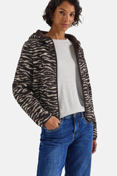 Gestreepte meerkleurige ritsgilet van Street One, gedragen over een grijs T-shirt en een blauwe jeans.