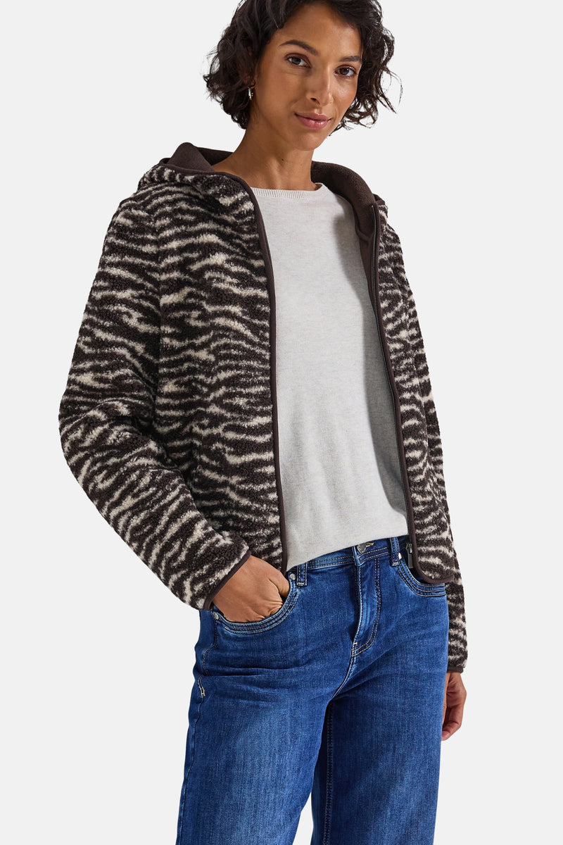 Gestreepte meerkleurige ritsgilet van Street One, gedragen over een grijs T-shirt en een blauwe jeans.