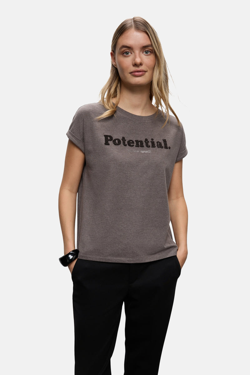 Bruin T-shirt met korte mouwen van Street One met de tekst "Potential" en gedragen met een zwarte broek.