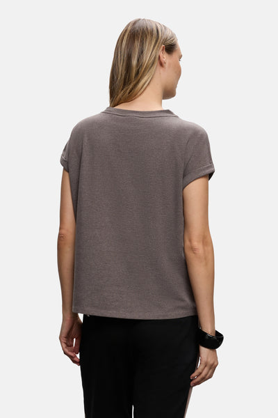 Bruin T-shirt met korte mouwen van Street One, gedragen met een zwarte broek en een armband.