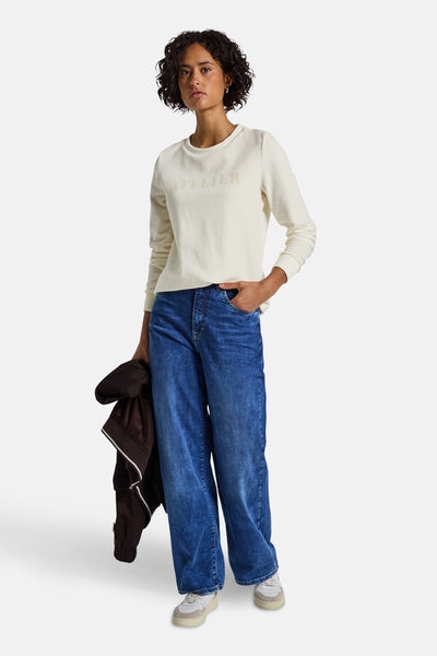 Ecru longsleeve top van Street One, gedragen met een wijde blauwe jeans en een bruin jasje.