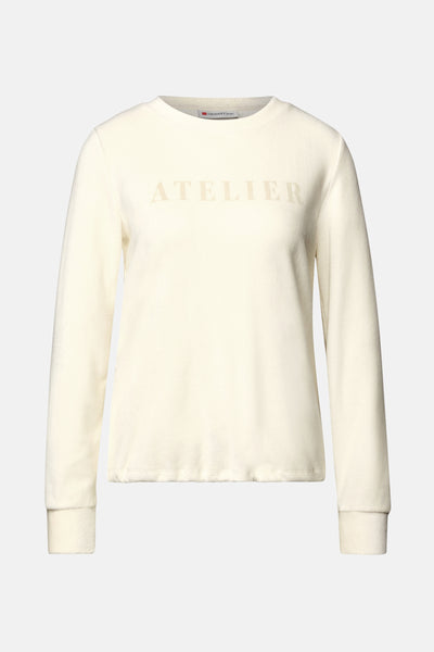 Ecru longsleeve top van Street One met toon-op-toon "Atelier" opschrift op de voorkant.