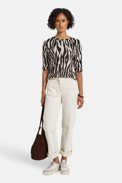 T-shirt met korte mouwen en zebraprint, van Street One, gedragen met een gebroken witte broek en een bruine tas.