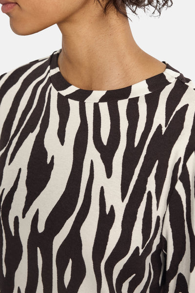 Bruin gestreept T-shirt met korte mouwen van Street One, gedragen door een model, ronde hals.