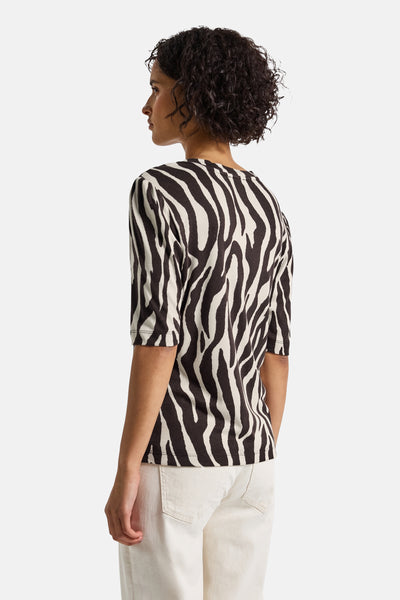 T-shirt met korte mouwen en zwart-wit zebraprint van Street One, gedragen met een gebroken witte broek, achtergezicht.