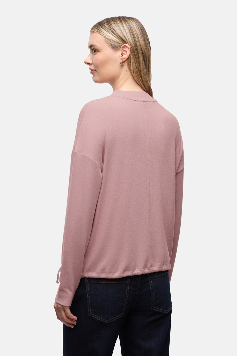 Pull col rond rose van STREET ONE, porté avec un jean bleu marine, vue de dos.
