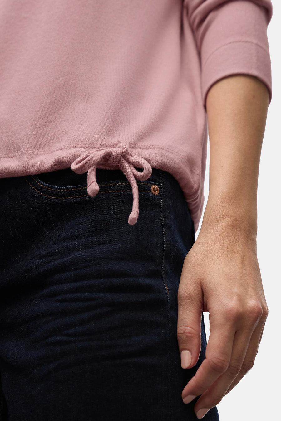 Pull ras du cou rose de STREET ONE avec cordon noué et détails en denim foncé.
