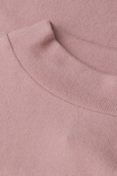 Pull col rond rose de STREET ONE en tricot côtelé fin, gros plan sur l'encolure.
