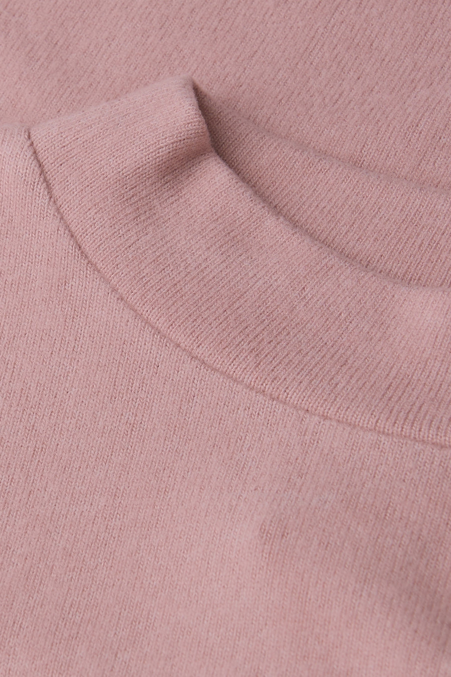 Pull col rond rose de STREET ONE en tricot côtelé fin, gros plan sur l'encolure.
