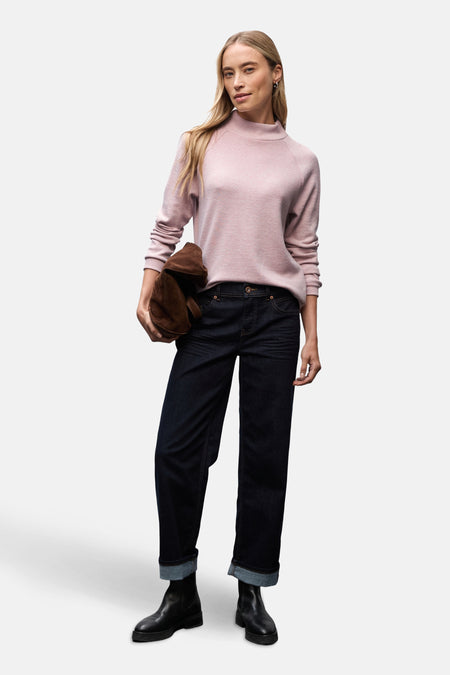 Roze coltrui van STREET ONE, gedragen met een donkerblauwe jeans met omslag en zwarte enkellaarsjes.