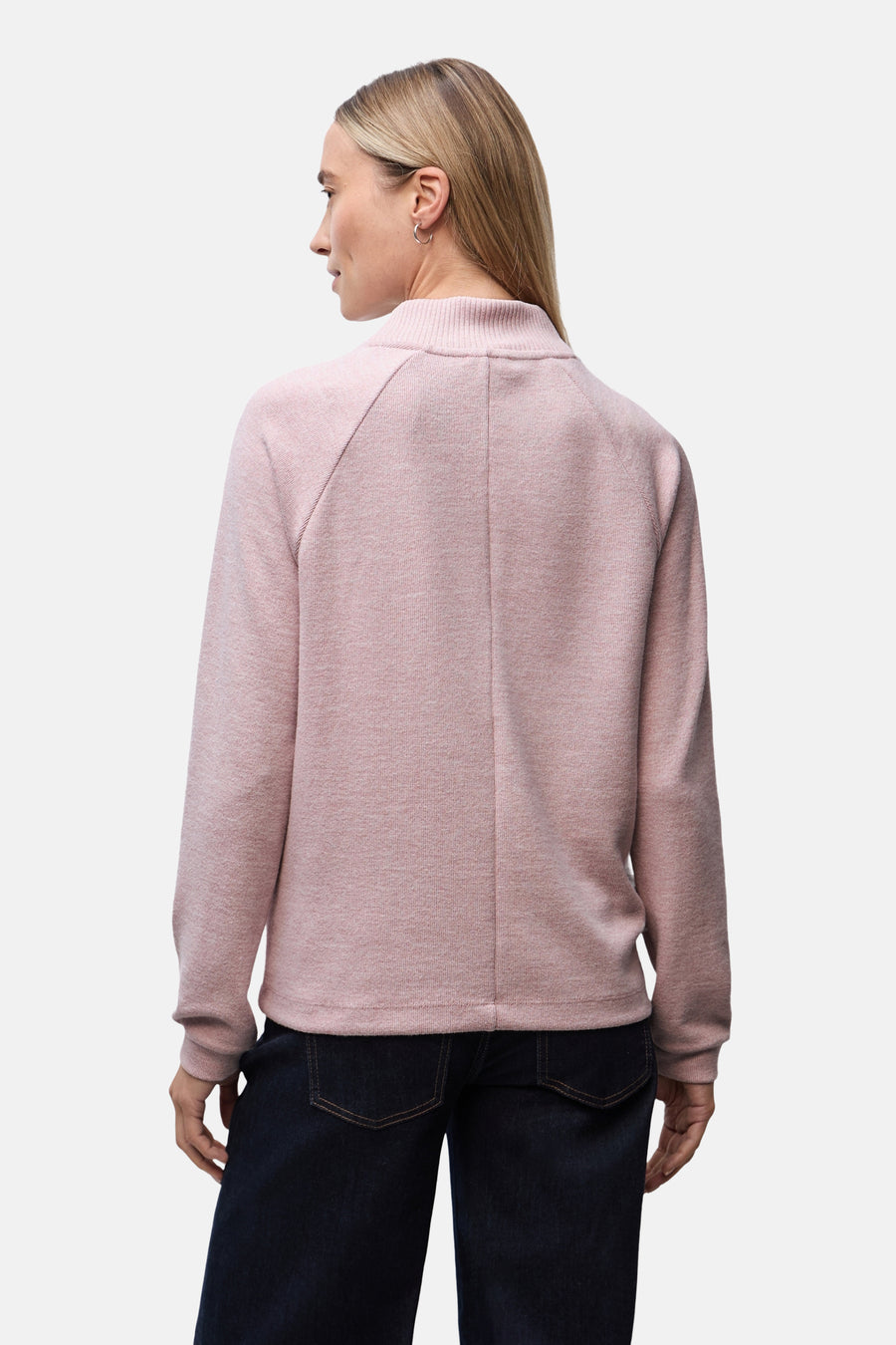 Roze coltrui van Street One, met lange mouwen en een relaxte pasvorm, gedragen met een donkere jeans.