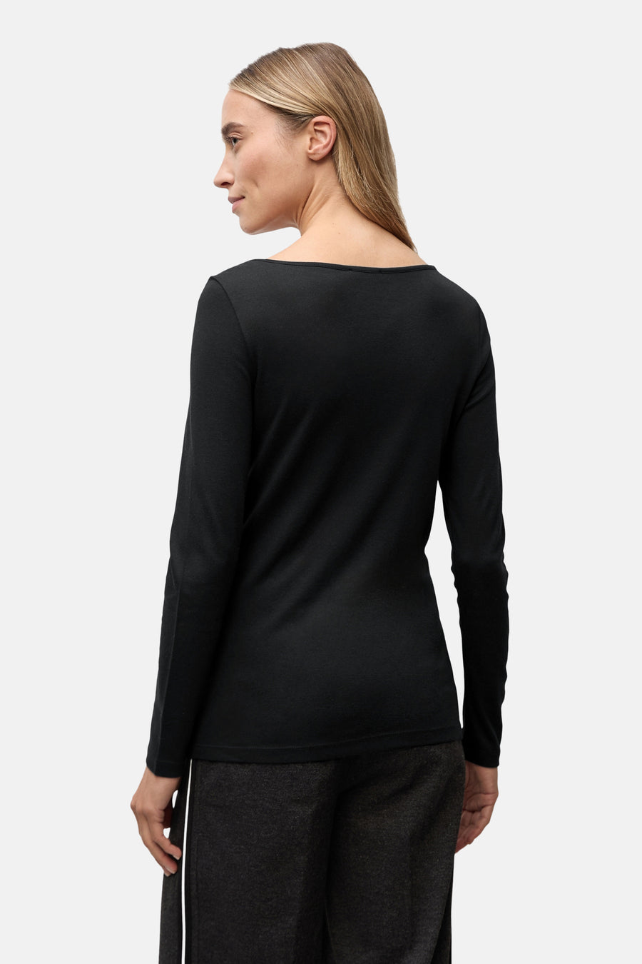 T-shirt à manches longues noir de Street One, coupe droite, porté avec un pantalon gris foncé.