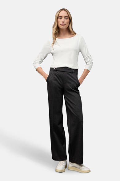 Top uni manches longues blanc de STREET ONE, porté avec un pantalon gris foncé à taille haute.