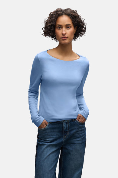 T-shirt à manches longues bleu de STREET ONE, porté avec un jean, les mains dans les poches.