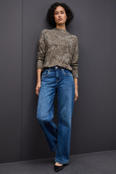 Top à manches longues multicolore STREET ONE, avec motif animalier porté avec un jean taille haute.
