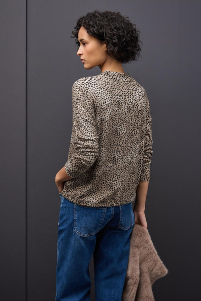 Top uni manches longues multicolore de STREET ONE, à motif moucheté, porté avec un jean bleu.
