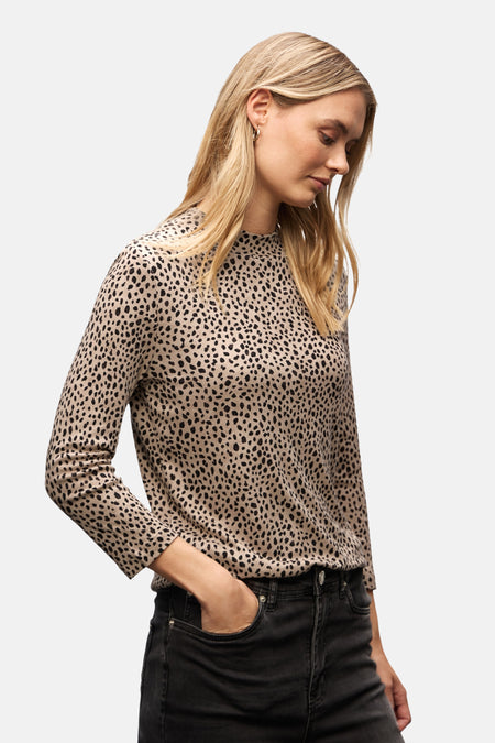 Multikleuren bedrukt T-shirt met lange mouwen van Street One, gedragen door een vrouw van achteren gezien.