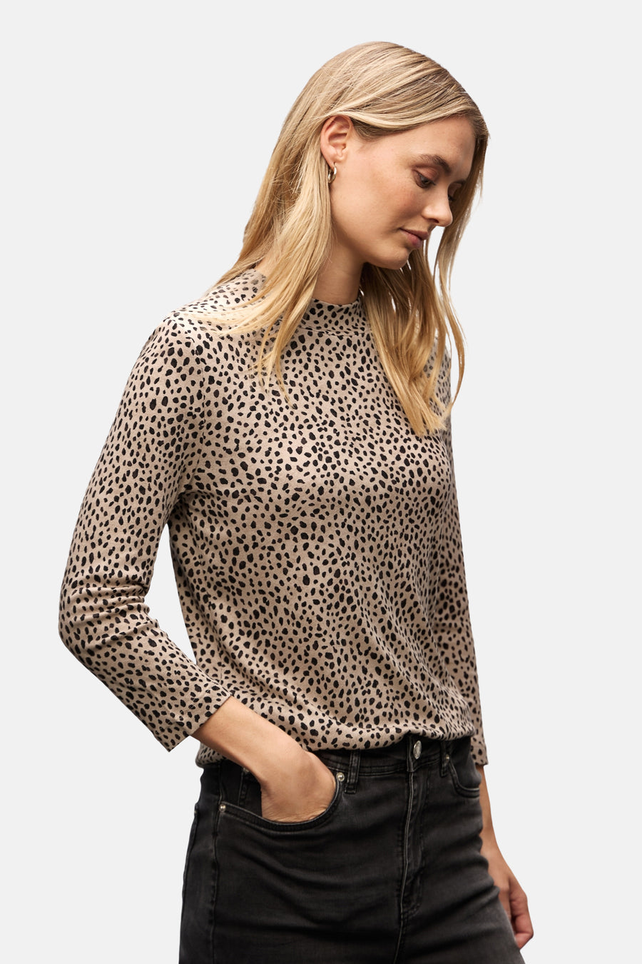 Multikleuren bedrukt T-shirt met lange mouwen van Street One, gedragen door een vrouw van achteren gezien.
