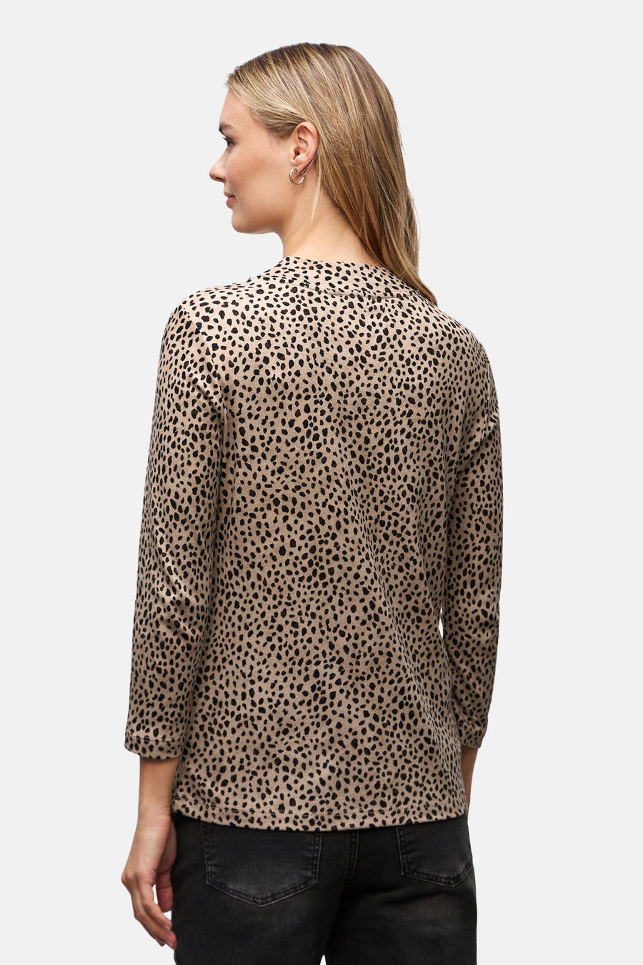 T-shirt à manches longues imprimé multicolore de Street One, porté par une femme vue de dos.