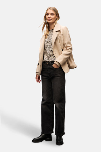 Top à manches longues multicolore uni de Street One, porté avec une veste beige et un jean noir.