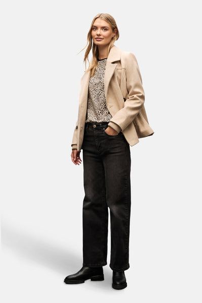 Top à manches longues multicolore uni de Street One, porté avec une veste beige et un jean noir.