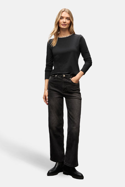 Top uni manches longues noir de STREET ONE avec un col orné de motifs imprimés.