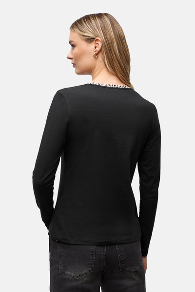 Top met lange mouwen in zwart van Street One met een bedrukte halslijn met luipaardprint, gedragen met een spijkerbroek.