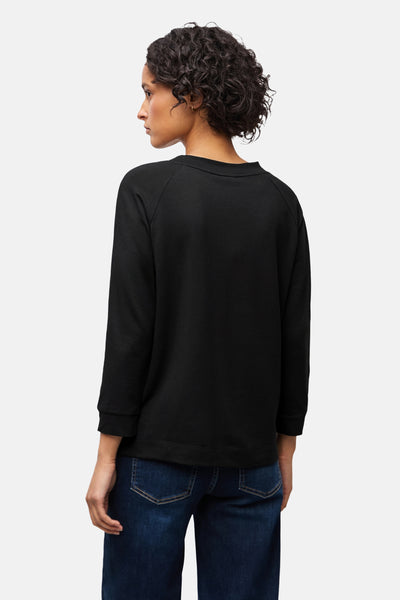 Zwart T-shirt met lange mouwen van Street One, gedragen met een donkerblauwe jeans, achtergezicht.