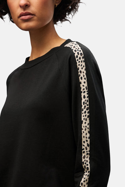 Zwart T-shirt met lange mouwen van STREET ONE met luipaardprint op de schouder.