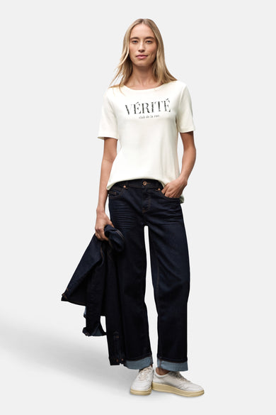 T-shirt blanc à manches courtes de STREET ONE avec inscription sur le devant, porté avec un jean et des baskets.