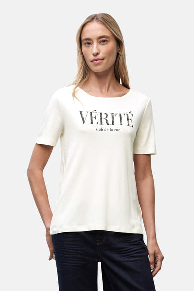 Wit T-shirt met korte mouwen van STREET ONE, met een "Street Club Truth" opdruk op de voorkant.