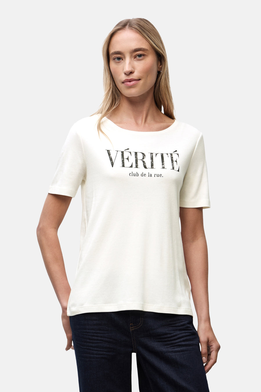 Wit T-shirt met korte mouwen van STREET ONE, met een "Street Club Truth" opdruk op de voorkant.