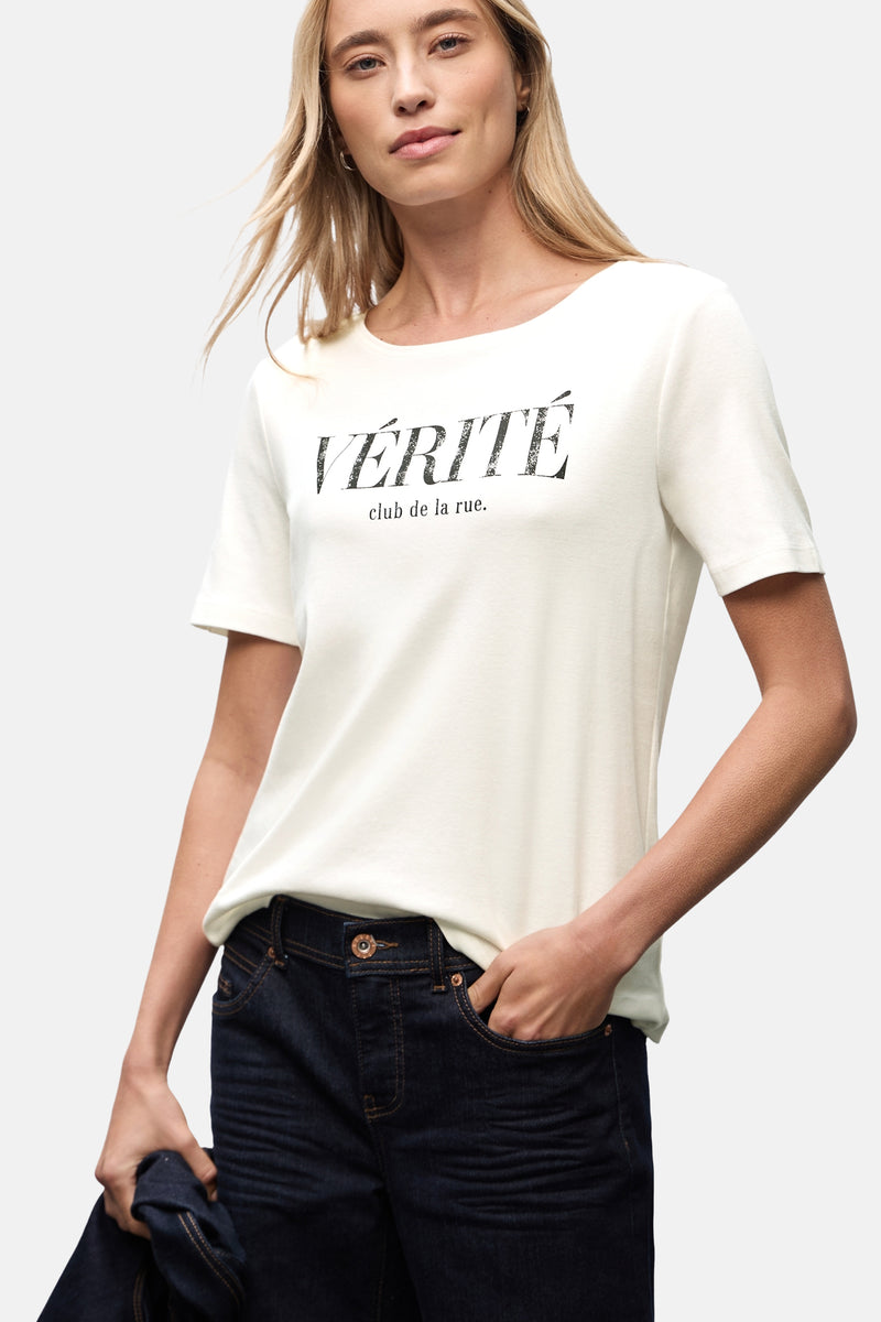 T-shirt blanc à manches courtes de Street One, avec inscription décorative, porté avec un jean foncé.