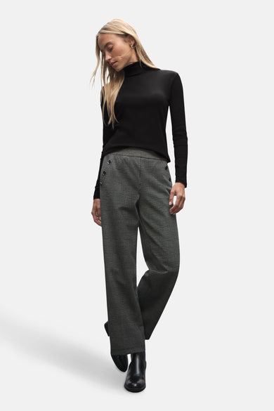Top à manches longues noir de Street One, porté avec un pantalon à carreaux et des bottines.
