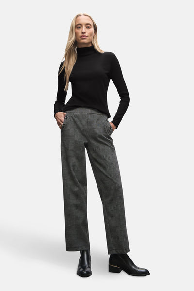 Top noir à manches longues de STREET ONE, porté avec un pantalon à carreaux et des bottines en cuir.
