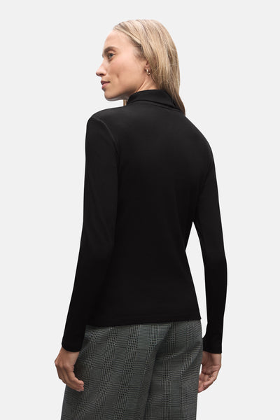 Zwarte top met lange mouwen van STREET ONE, nauwsluitende pasvorm, gedragen met een geruite broek.