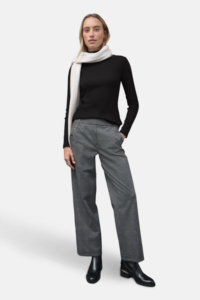 Zwarte top met lange mouwen van Street One met een witte sjaal en geruite broek.