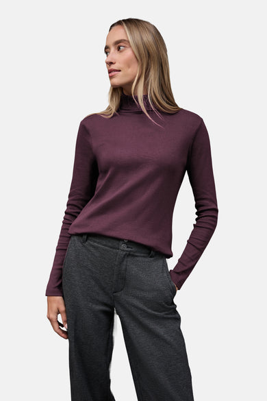 Top à manches longues rouge de Street One, porté avec un pantalon gris, femme regardant vers la gauche.
