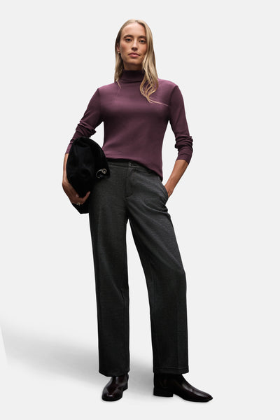 Top à manches longues rouge par STREET ONE, porté avec un pantalon gris et des chaussures en cuir bordeaux.