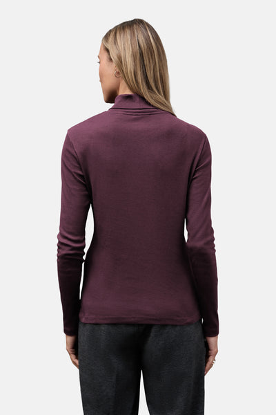 Top à manches longues rouge, de Street One, porté avec un pantalon gris anthracite, vue de dos.

