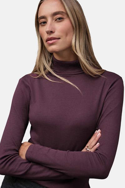 Top à manches longues rouge bordeaux de Street One, en maille côtelée, porté avec une bague dorée.